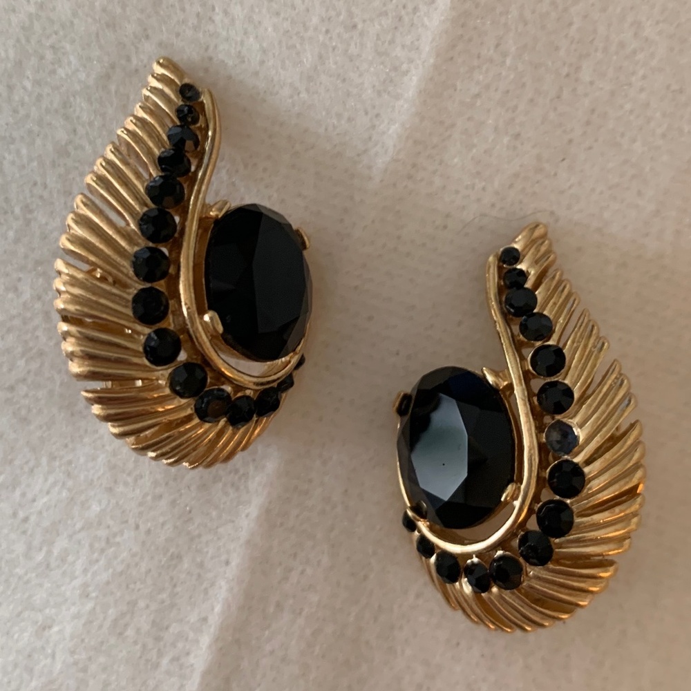Vintage Crown Trifari Faux Onyx Earrings